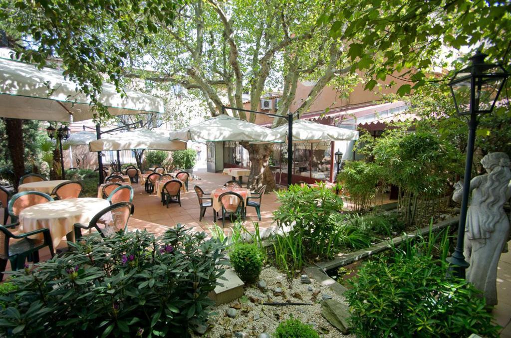 Hotel De France - Hotel De Charme En Provence Сен-Максимен-ла-Сент-Бом Экстерьер фото